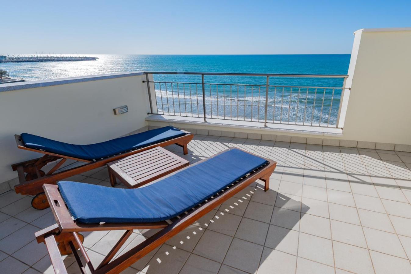 Insitges Sant Sebastia'S Beach Exterior photo