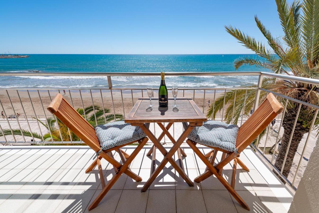 Insitges Sant Sebastia'S Beach Exterior photo