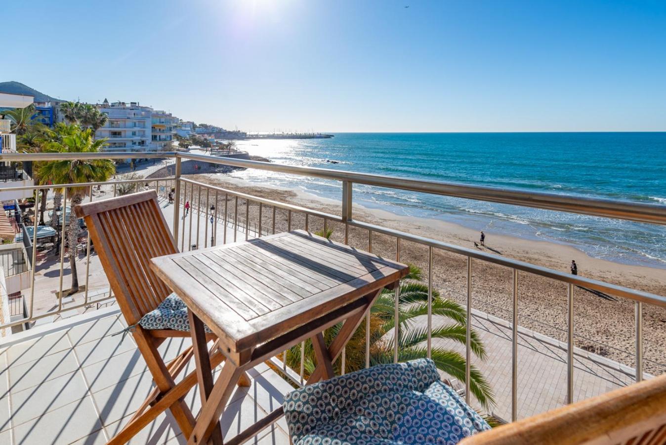 Insitges Sant Sebastia'S Beach Exterior photo