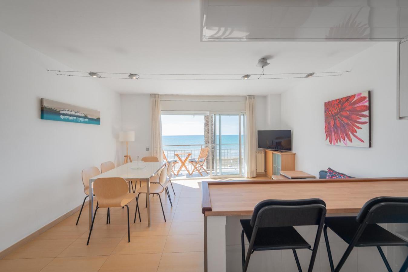 Insitges Sant Sebastia'S Beach Exterior photo
