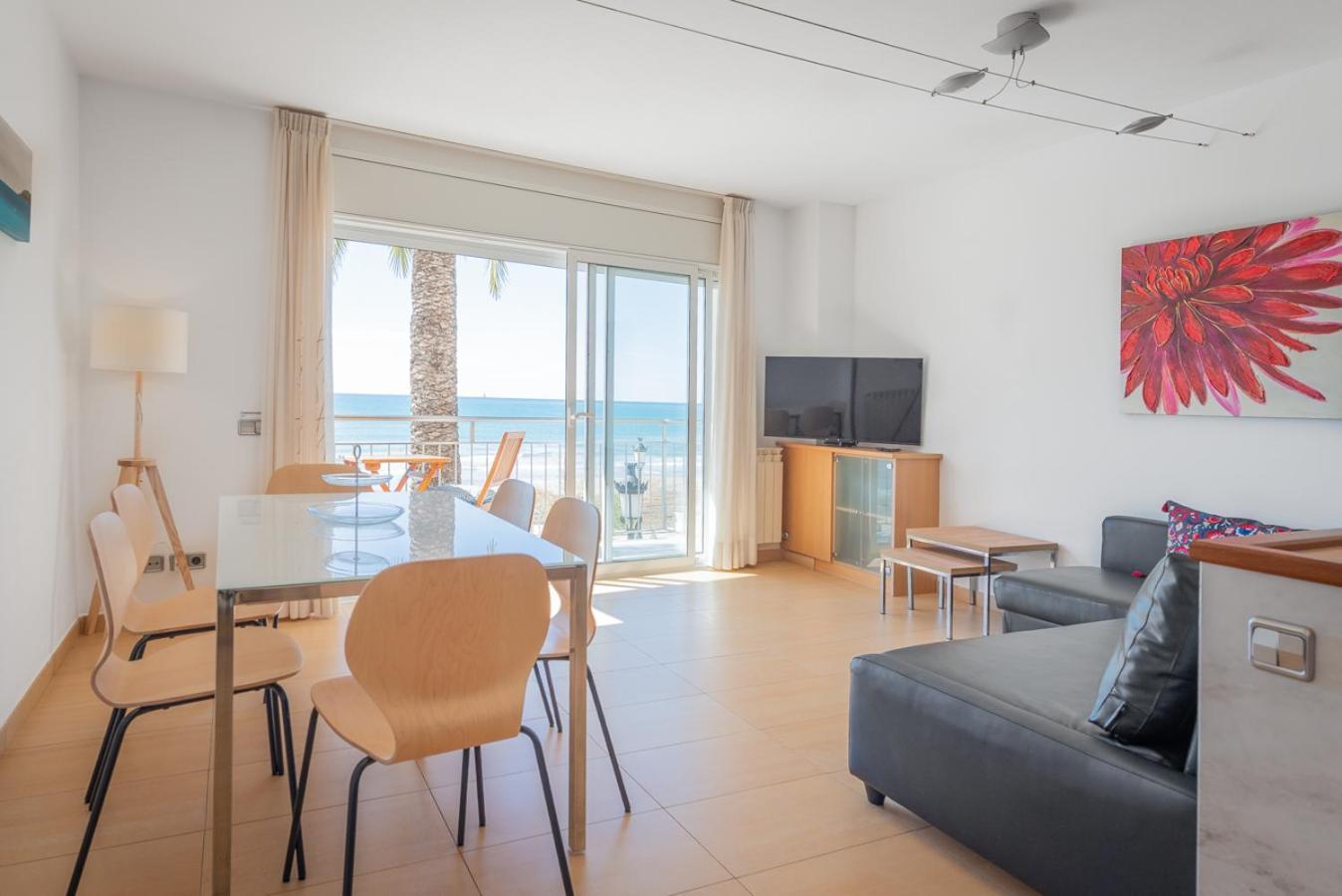 Insitges Sant Sebastia'S Beach Exterior photo